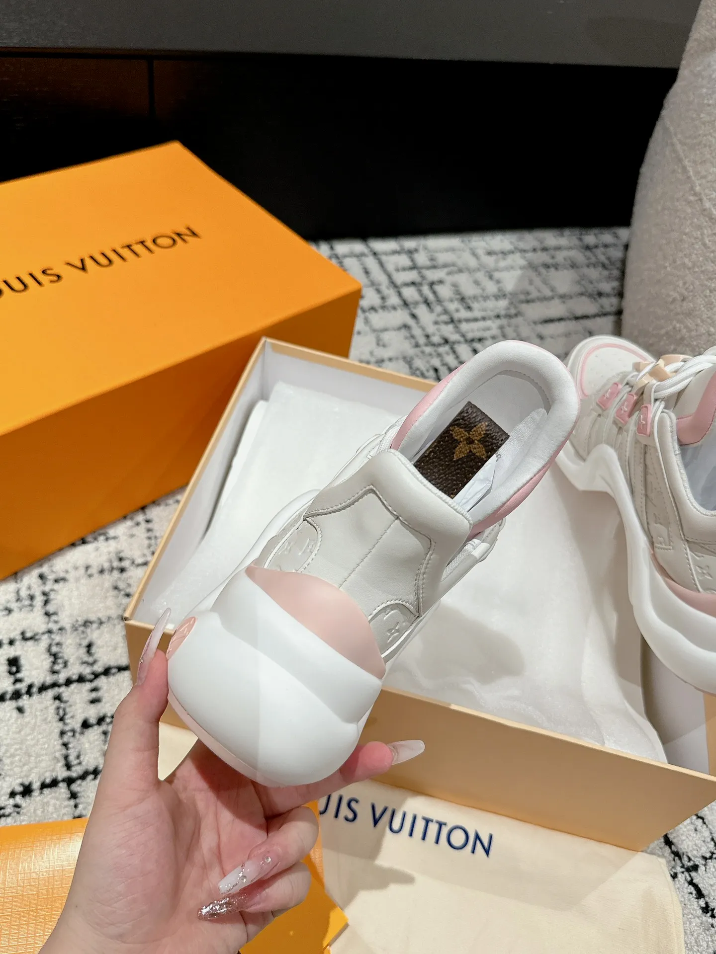 👟👟Ex-factory price 720👟👟 Top version Louis Vuiton·Louis Vuitton 24/ New Chinese Valentine's Day limited edition LV Archlight series arch sole dad shoes casual thick-soled lace-up sneakers Top version 🔝Buy the original version, develop and make goods👍🏻 This LV dad shoe features an eye-catching wavy sole and large tongue. It is equipped with a sporty super-elastic running shoe style rubber outsole, which is very eye-catching. It is also combined with a soft and elastic upper made of a variety of high-tech fabrics, making the upper foot comfortable and soft! ...